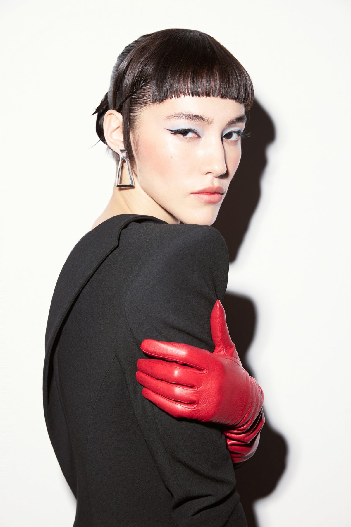 PRAS — black dress with red gloves, close portrait