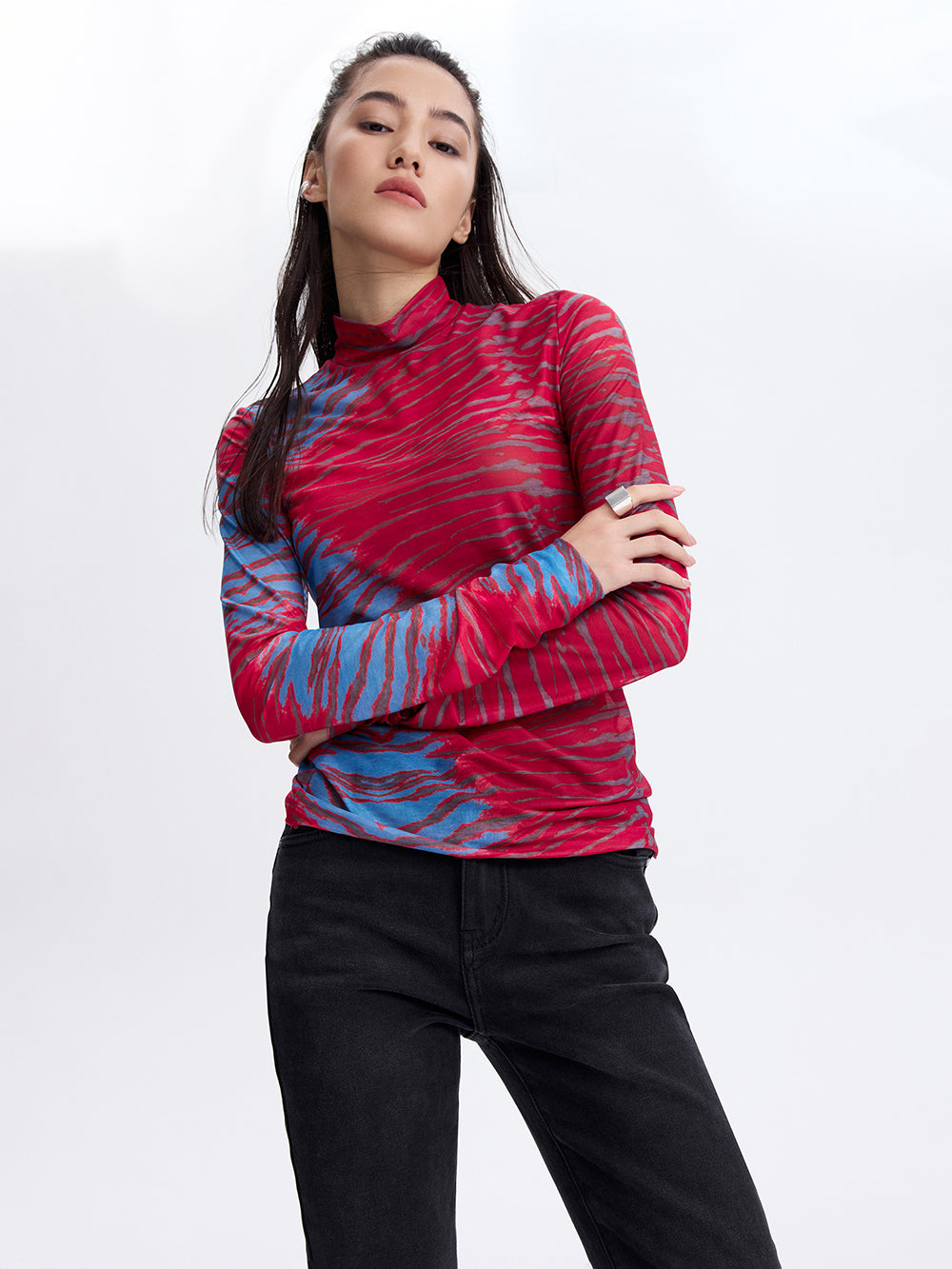 PRAS printed mesh top in red and blue, arms crossed