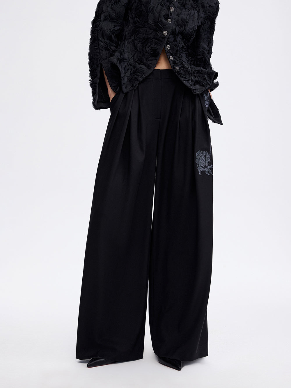 Pantalón ancho bordado